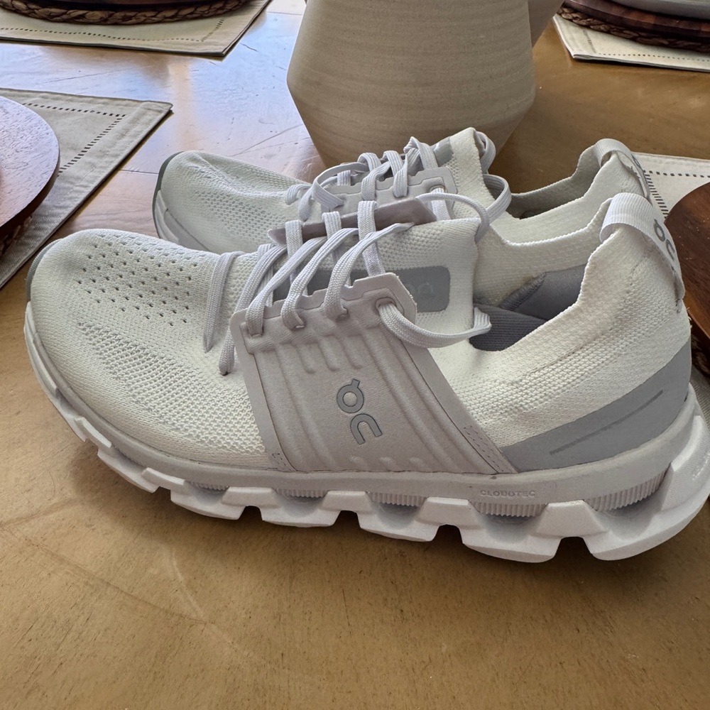 Women on cloud cloud swift running sneakers size 7W